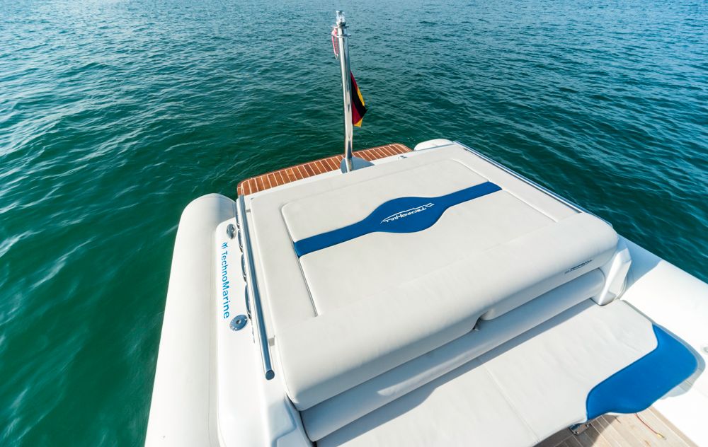 Bei Innenbordmotorisierung gibt's eine Sonneliege achtern auf der Motorabdeckung. Foto: boats.com/Wanke