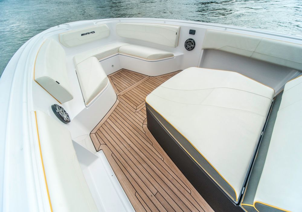 Rastplatz: Sitz- und Liegegelegenheiten sind im Bug der Cigarette reichlich vorhanden. Foto: boats.com/Wanke