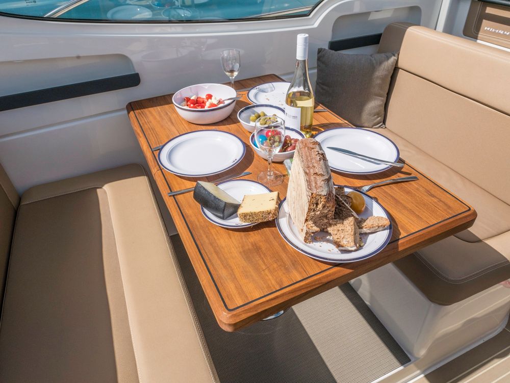 Es geht gemütlich dahin mit der E-Power-Version der Nimbus 305 Drophead, da bleibt das Geschirr am Tisch. Foto: boats.com/Wanke