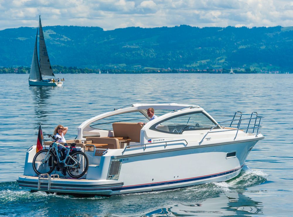 Das Thema Elektromobilität findet zu Lande und zu Wasser statt. Das E-Bike fährt auf der Badeplattform mit. Somit steht einem Wochenendtörn mit Radtour nichts im Wege. Foto: boats.com/Wanke