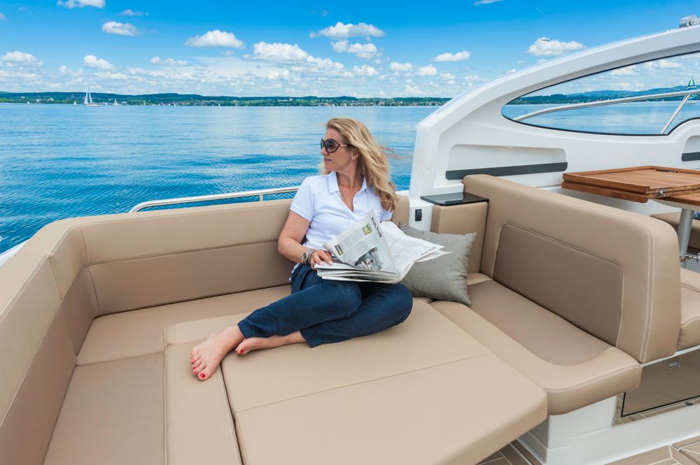 Viel Platz zum Faulenzen gibt es im Cockpit, wo sich die Sitzgruppe in eine Sonnenliege umbauen lässt. Foto: boats.com/Wanke