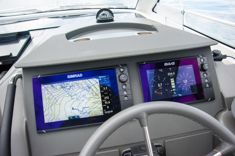 High-Tech am Instrumententräger, auf dem der Skipper die Leistungsdaten und den Ladezustand der Batterien bzw. die verbleibende Reichweite jederzeit ablesen kann. Foto: boats.com/Wanke