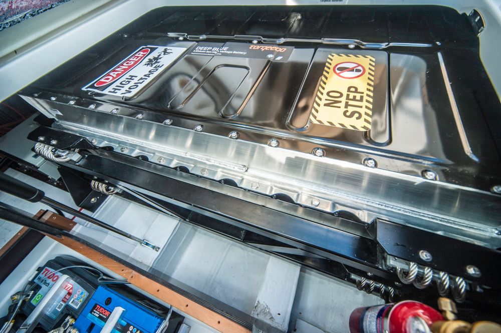 Hight-Tech auch unter der haube. Die Nimbus 305 Drophead ist mit zwei Akkus aus dem BMW i3 mit je 33 kwH Leistung ausgestattet. Foto: boats.com/Wanke