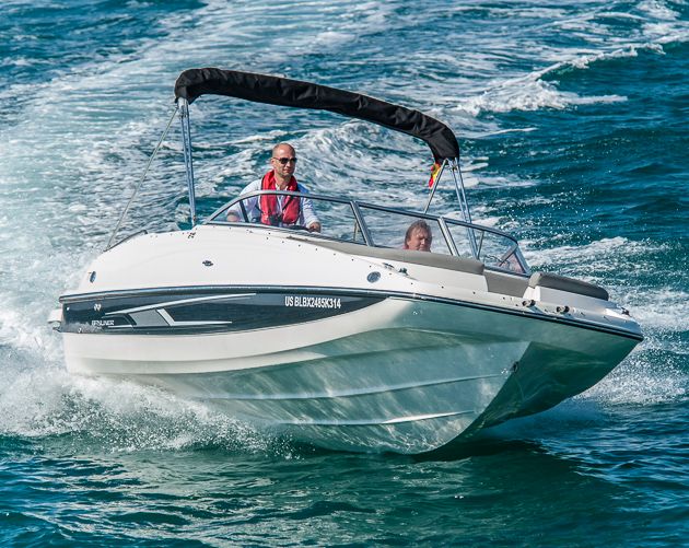 Ausladend: Die sich nach oben stark verbreiternde Bugform der Bayliner 215. Foto: Dieter Wanke