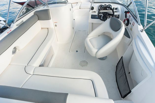 Kommod: Cockpit Steuerstand mit Schalensitz und Armstütze, aber ohne Kompass. Foto: Dieter Wanke