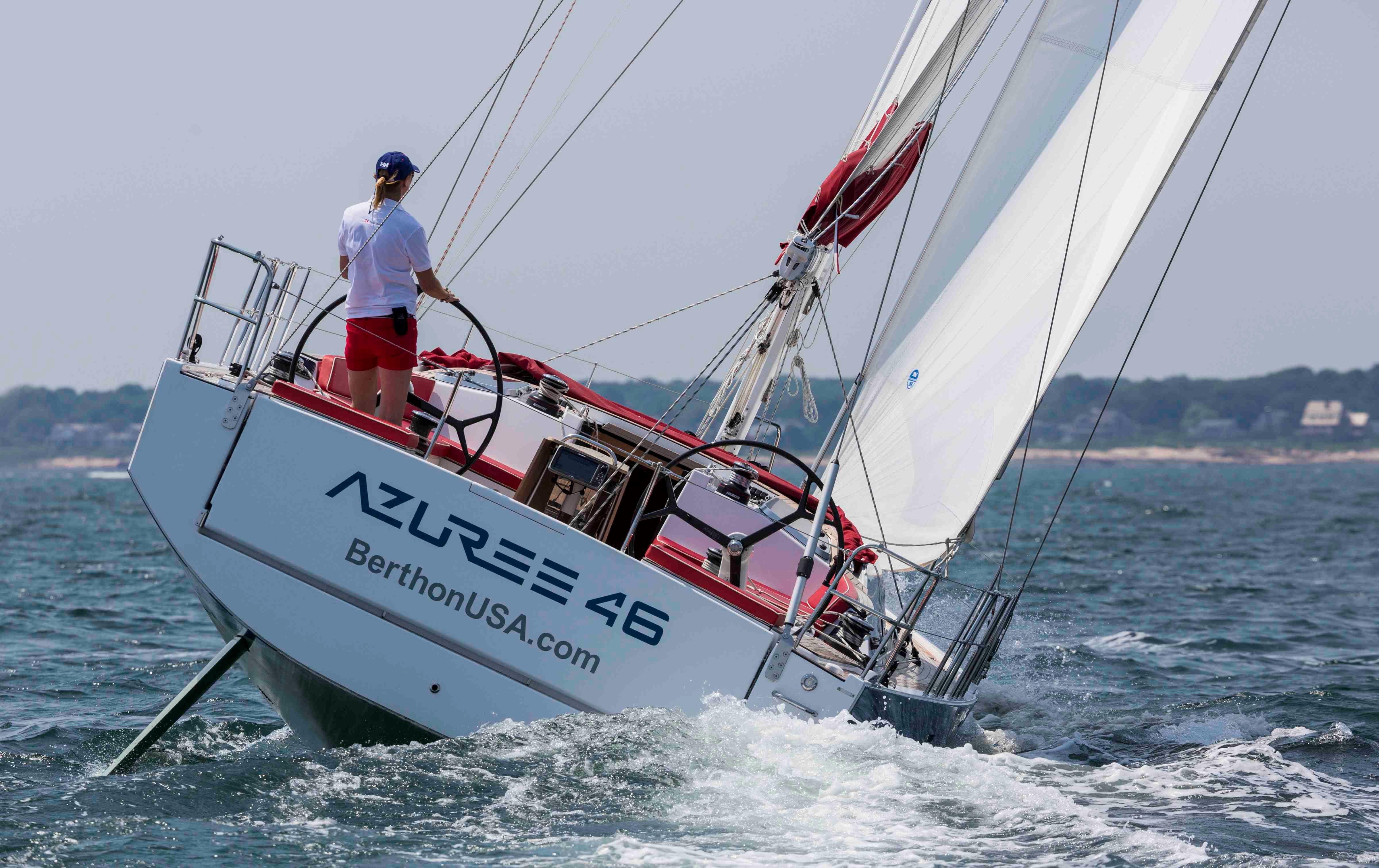Betrieb: Mit elektrischen Winschen ist die Azuree 46 auch für eine kleine Crew bei mäßigem bis mittlerem Wind gut zu beherrschen.