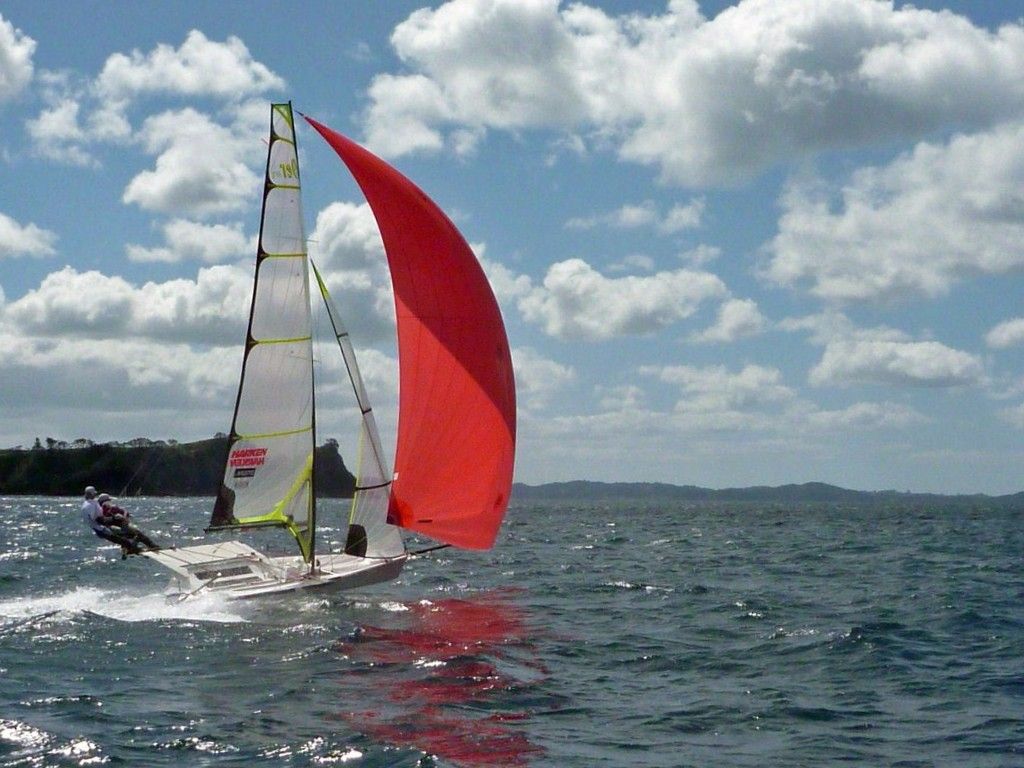 Moderne Laminatsegel auf der Olympiaklasse 49er. Das Großsegel hat einen sogennnten Squaretop und durchgehende Latten, der Gennaker dagegen ist aus Nylon