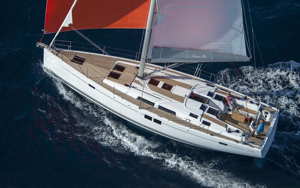 Familiär und doch anders: Die Hanse 505, eines der populärsten Modelle der Greifswalder Werft, hier unter Gennaker,
