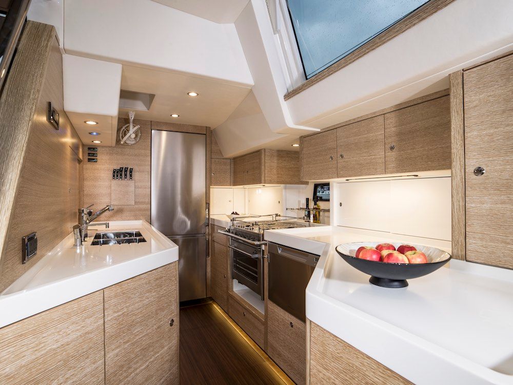 Spielt alles: Die abgesenkte Pantry an Backbord,