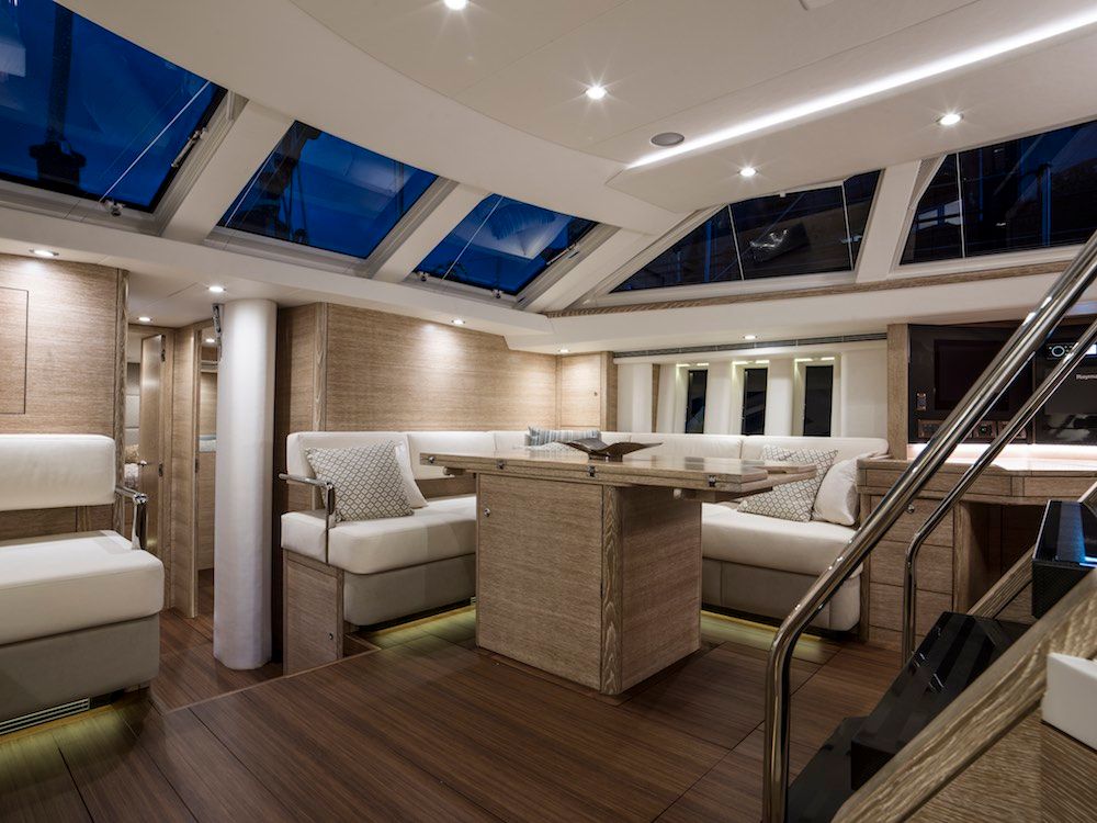 Salon vom Feinsten: Blick von der Galley nach Steuerbord auf den großen Esstisch.