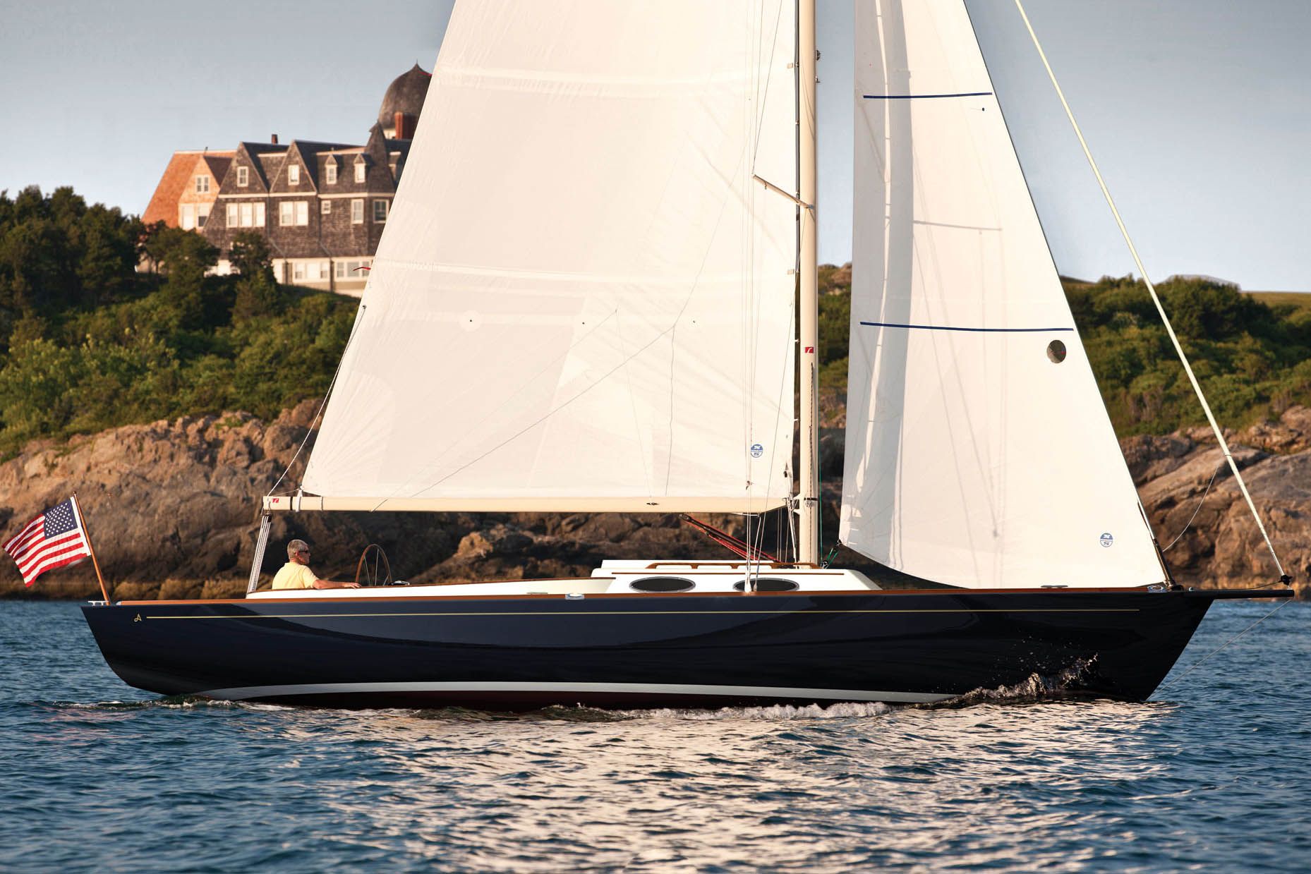 Diese Alerion 30 Sport ist ein ein Beispiel für eine Slup. Man beachte den kleinen Bugspriet und den daran angeschlagene Gennaker, der auf Raumschotkursen ausgerollt wird.