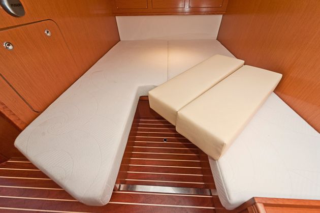 Aus zwei mach eins: Zwei Einzelkojen werden durch Einlagen zu einem Doppelbett. Foto: Dieter Wanke