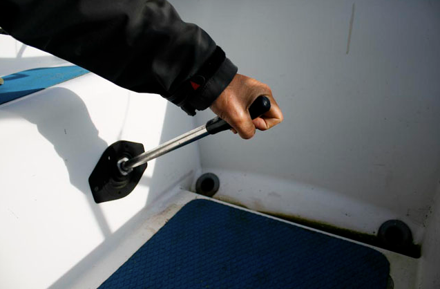 Schulmäßiger Hebel für die Bilgepumpe, der im Notfall im Cockpit leicht zu bedienen ist.