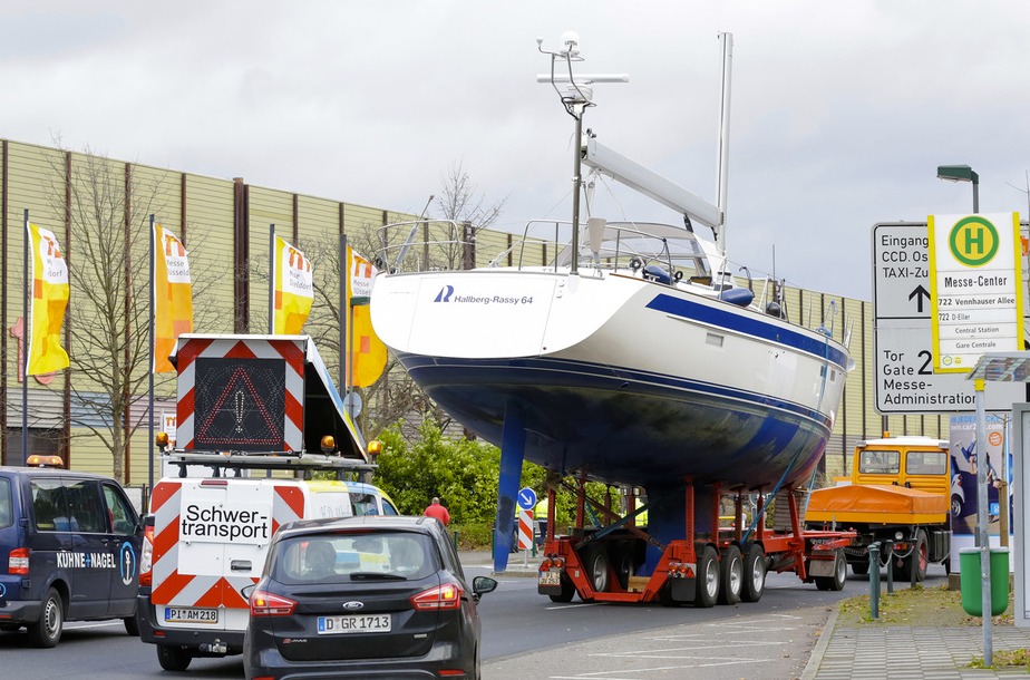 Langsam Richtung Messe: Am Trailer wirkt die Rassy gigantisch, dabei ist sie nicht mal bei den größten Schiffen der Messe. Foto: boot Düsseldorf
