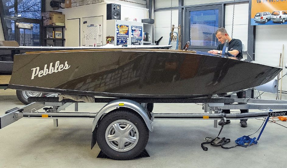 Schritt 10 Grundsätzlich lässt sich ein foliertes Boot genauso reinigen und pflegen wie ein lackiertes. Im Klartext: Die Folie ist mit rund 160 Mikrometern ausreichend dick, sodass sogar Polituren eingesetzt werden können. Kleinere Reparaturen sind problemlos möglich. Dabei wird einfach die Folie an der beschädigten Stelle entfernt und durch ein neues Stück ersetzt. Foto: boote/Thorsten Baering