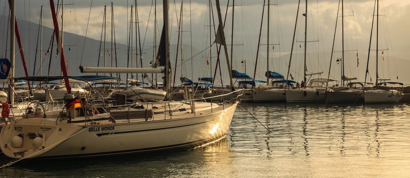 Schicksal vieler Hafenlieger: Heck am Steg und vorn an Muringleine oder Anker. Foto:www.schmid-yachting.de