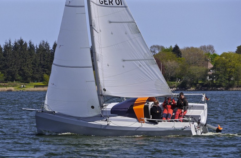 Schwimmt und segelt: Deutschlands neuester Kleinkreuzer, die Bente 24 bei Testfahrten auf der Schlei
