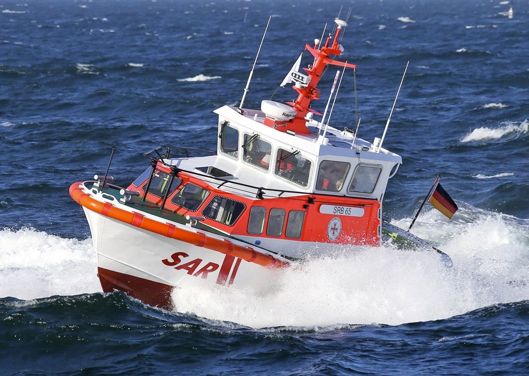 Bei seinen Probefahrten vor Warnemünde zeigte das neue Seenotrettungsboot SRB 65 der DGzRS seine hohe Seetüchtigkeit und seine guten Seeeigenschaften