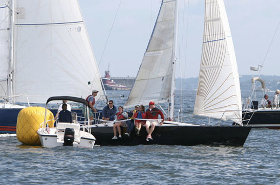 Hobie 33: Ein kleiner Sled aus den 1980er Jahen , mit viel Potenzial, aber doch eher für sportliches Segeln gedacht denn als reines Fahrtenboot
