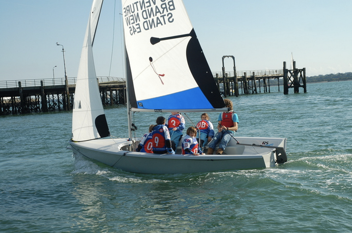 RS Venture ist aus Polyethylen gefertigt und damit auch robust. Sie eignet sich sowohl für den Segelunterricht, als auch für den Einsatz als Wanderjolle.