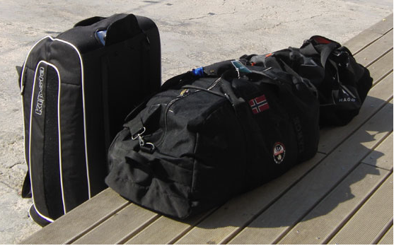 Richtig und falsch: Der Rollkoffer links im Bild ist kein geeignetes Transportmittel für das persönliche Segelgepäck, weil klobig und schwer zu verstauen. ideal sind weiche Stofftaschen (r.)