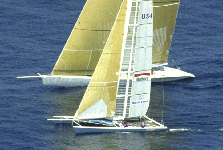 Kleiner Kat gegen großes Kielboot. Dennis Conner (vorne) ließ den Neusseländern keine Chance. Foto: www.maritimeproductions.tv