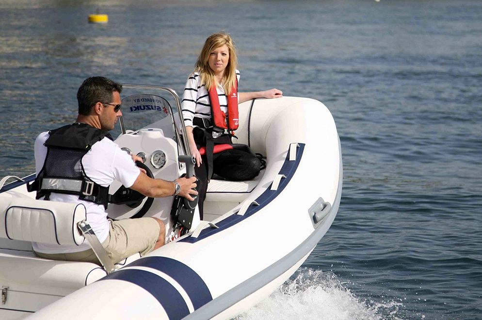 Der Käufer muss das Boot selbst steuern, doch auf der Probefahrt sollte auch Zeit sein, das Erlebnis als Fahrgast zu testen.