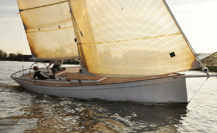 Essence 33: Eine Beispiel für einen eleganten Daysailer mit großem Cockpit und guten Segelleistungen dank moderner Anhänge.