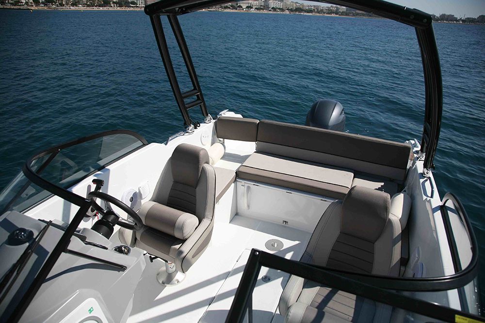 Cockpit mit Wakeboard-Tuwer und teilbarer Windschutzscheibe für den Durchgang zum Bug