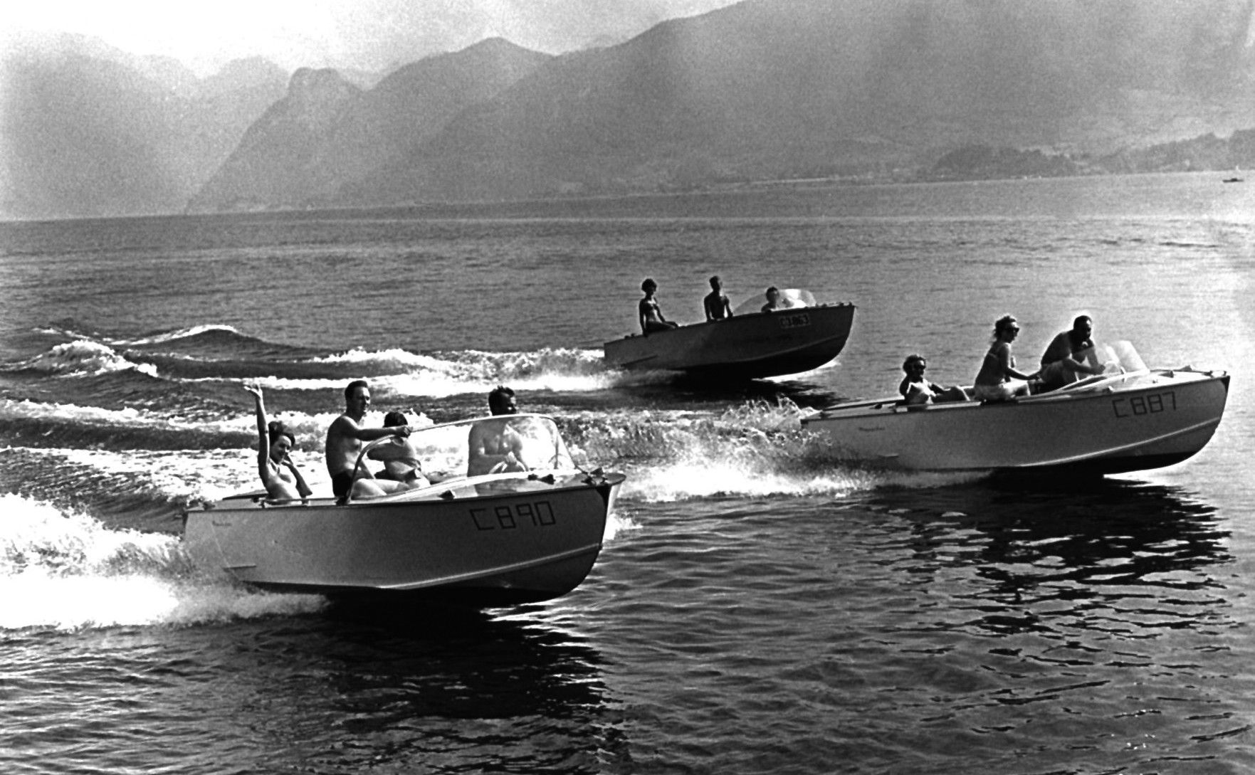 Ein Schnappschuss aus der Geschichte zeigt drei Frauscher-Motorboote bei einer Spritzfahrt am Traunsee im Jahr 1967
