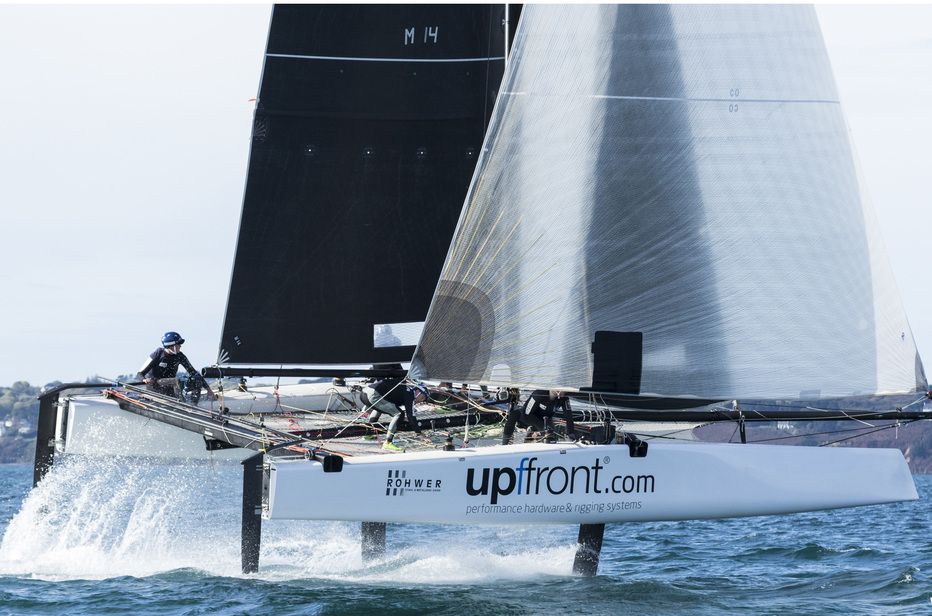 Ein Katamaran im Foiling-Modus. die Schwerter sind aus Kohlefaser und so geformt, dass sie das Boot ab einer gewissen Geschwindigkeit aus dem Wasser heben.