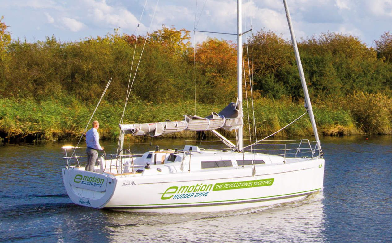 Äußerlich unauffällig: die Hanse 315 mit dem E-Antrieb am Ruder