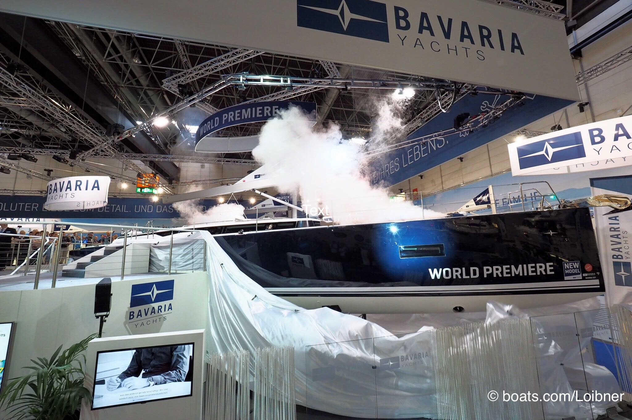 Viel Rauch um Großes: Premiere der Bavaria C57 auf der Boot in D Düsseldorf. Foto: boats.com/Loibner