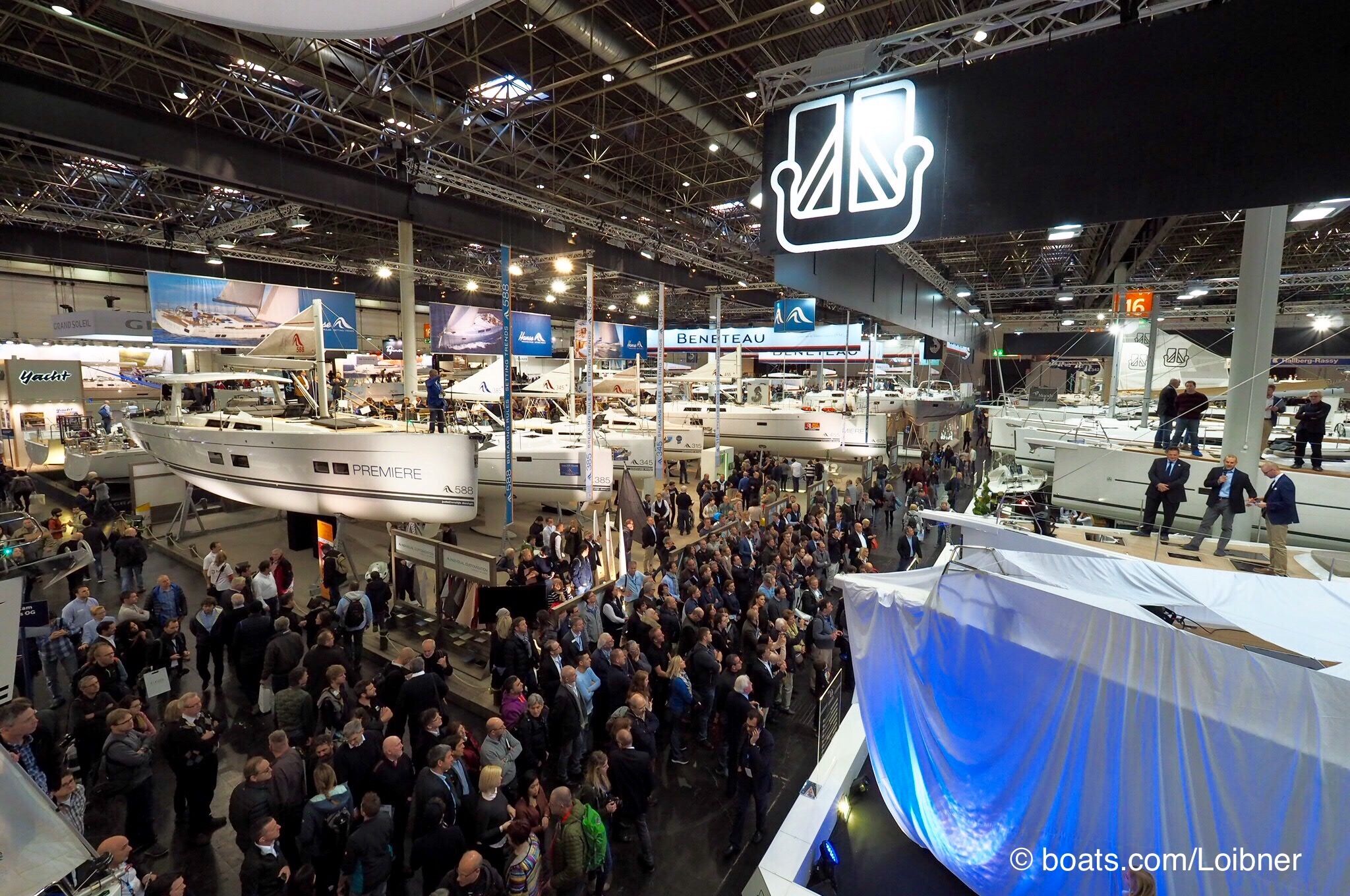Vor zahlreich erschienenem Publikum wird die Dufour 63 Exclusive feierlich enthüllt. Foto: boats.com/Loibner