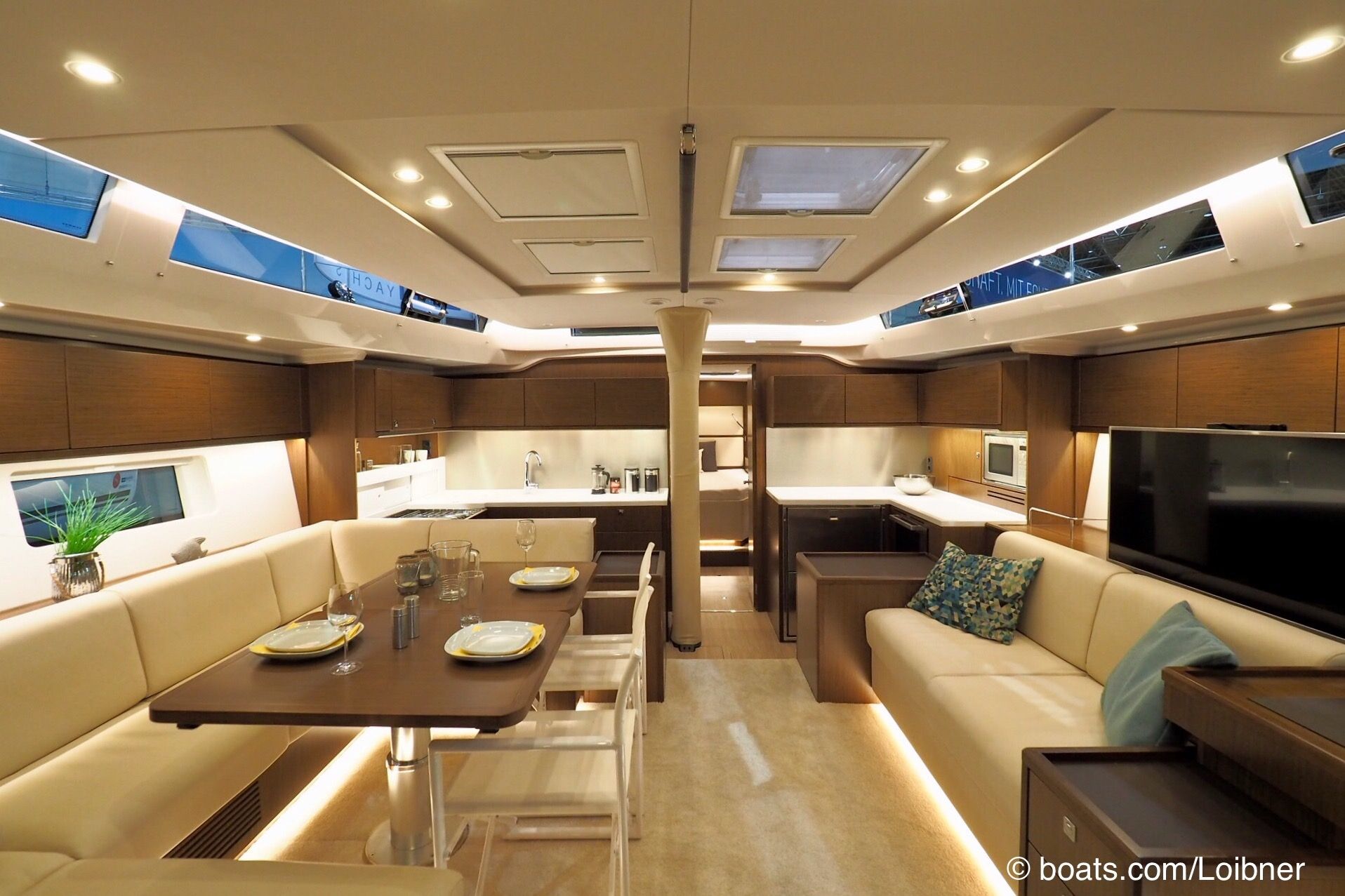 Hell und freundlich: Salon der C57 mit quer eingebauter Galley am Hauptschott. Foto: boats.com/Loibner