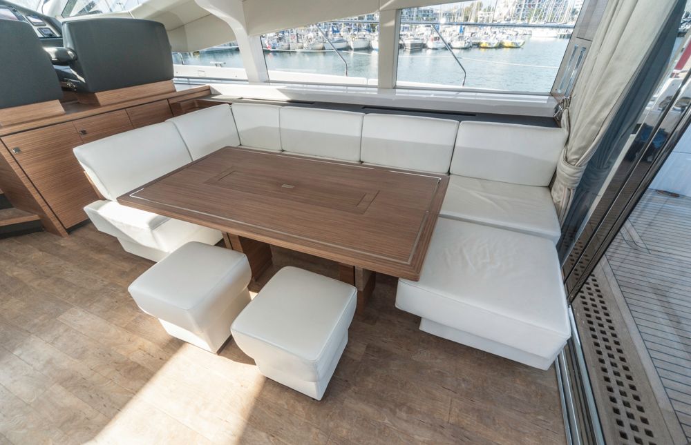 Auch die Sitzecke im Salon beweist die Liebe zum Detail bei der Verarbeitung. Foto: boats.com/Dieter Wanke