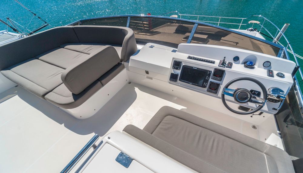 Steuerstand auf der Flybridge mit Liegefläche. Foto: boats.com/Dieter Wanke
