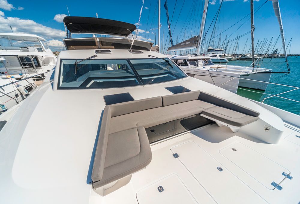 Lounge am Vordeck, das ganz ohne Trampolin auskommt. Foto: boats.com/Dieter Wanke
