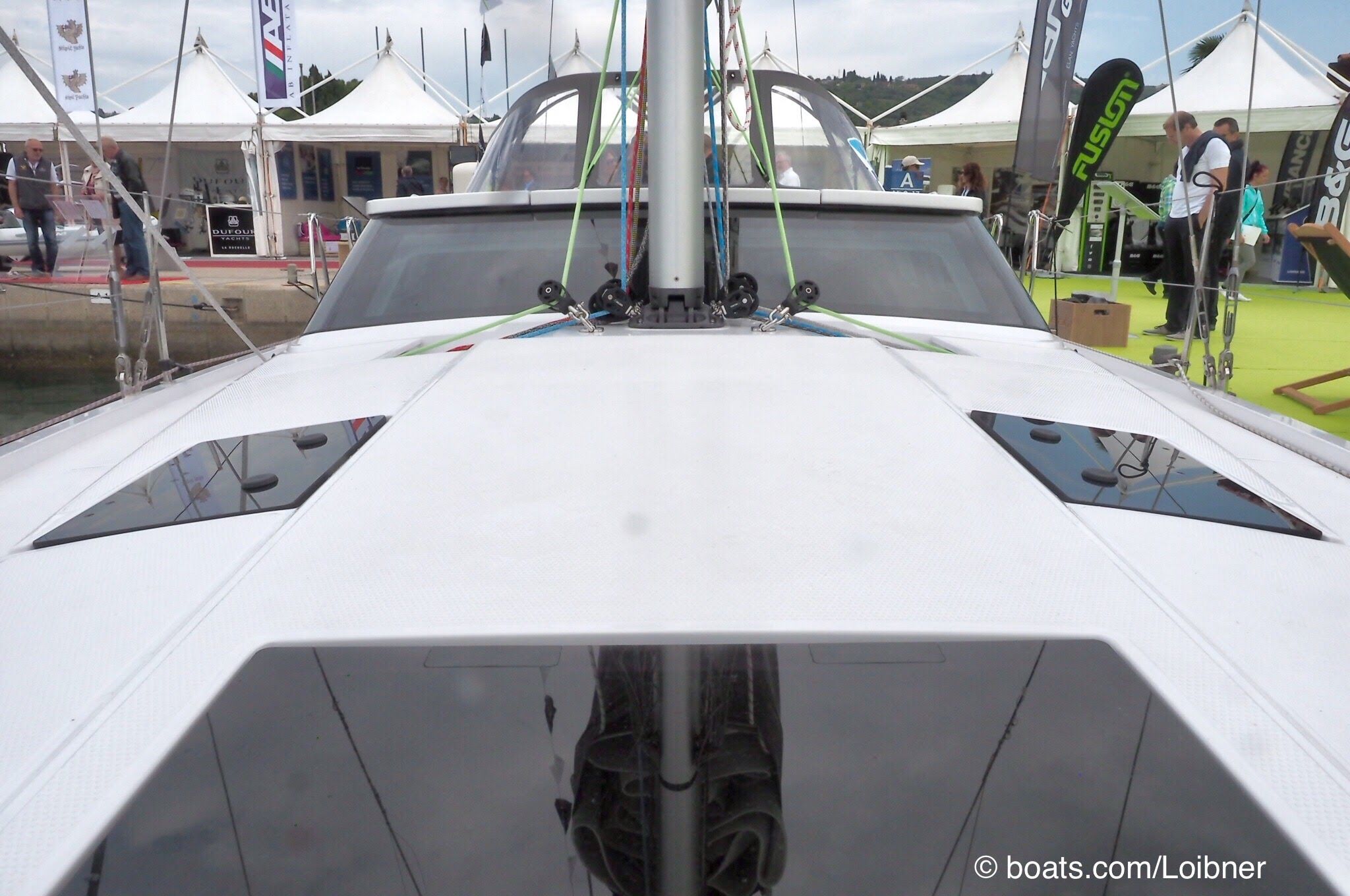 Aufgeräumtes Deck: Auf der GT 5 werden die Leinen und Fallen verdeckt nach achtern geführt. Foto: boats.com/Loibner
