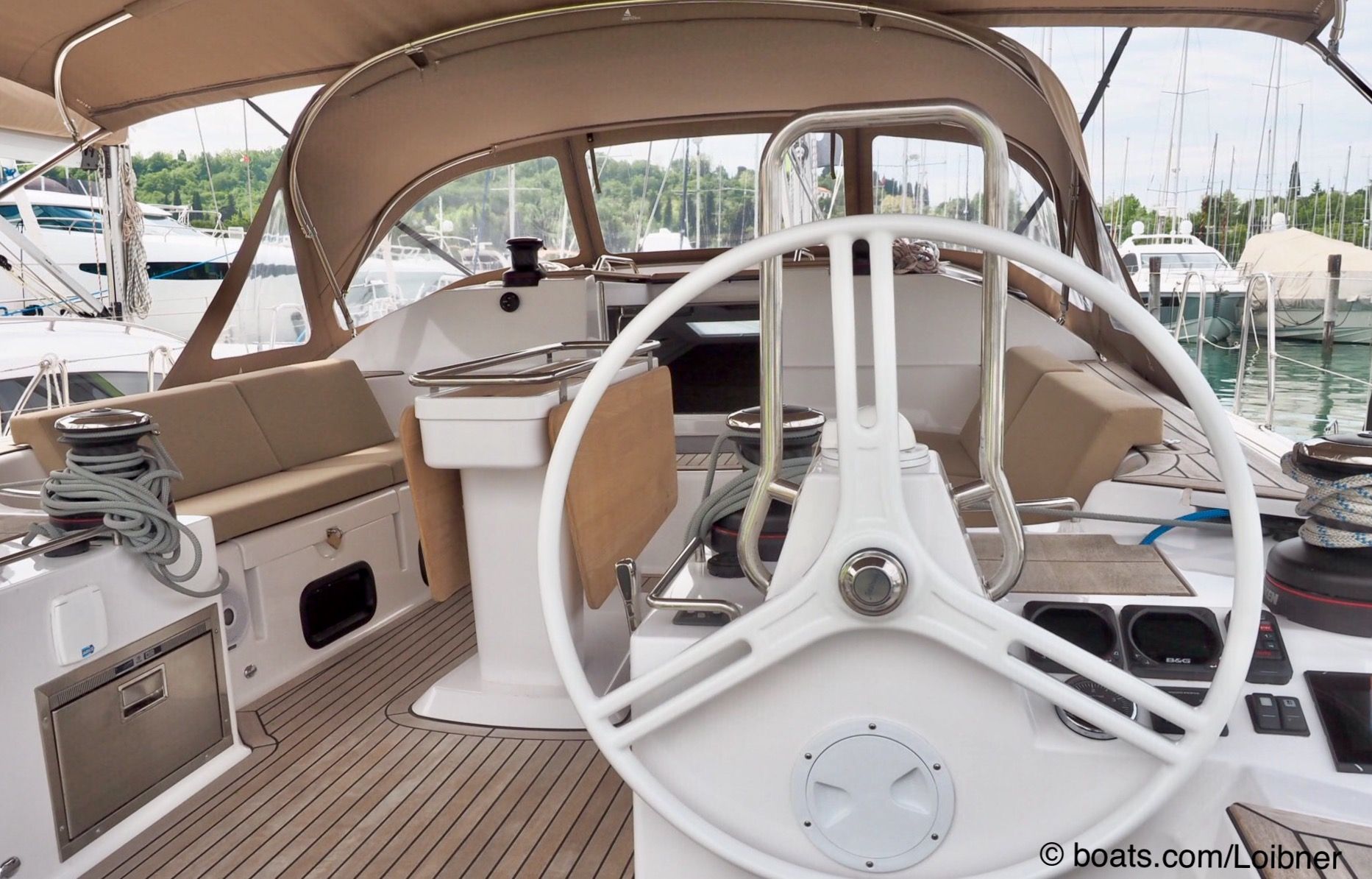 Geschützt: Doppelsteuerstand, elektrische winschen, Kühllade (unen, links) , Sprayhood und ein "undurchsichtiges" Bimini. Foto: boats.com/Loibner