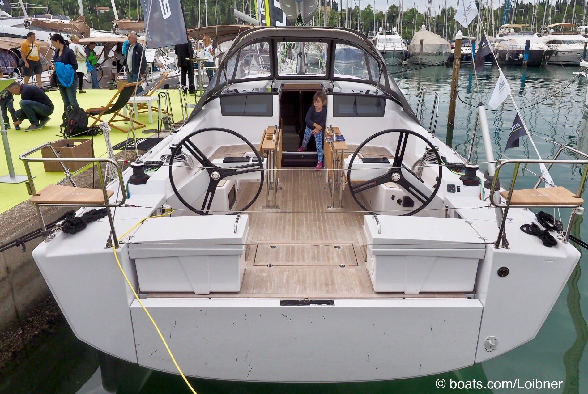 Cockpit mit zwei Steuerständen, zusätzlichen Backskisten und geteiltem Tisch. Foto: boats.com/Loibner