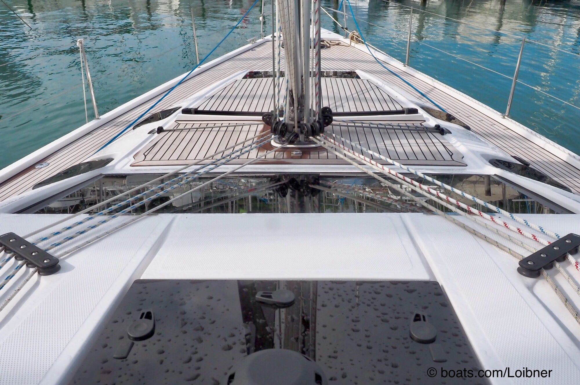 Teakdeckel: Das Vorschiff der Impression 50 mit dem edlen Belag, den bündigen Luken und der gelungenen Umlenkung der Trimmleinen Foto: boats.com/Loibner