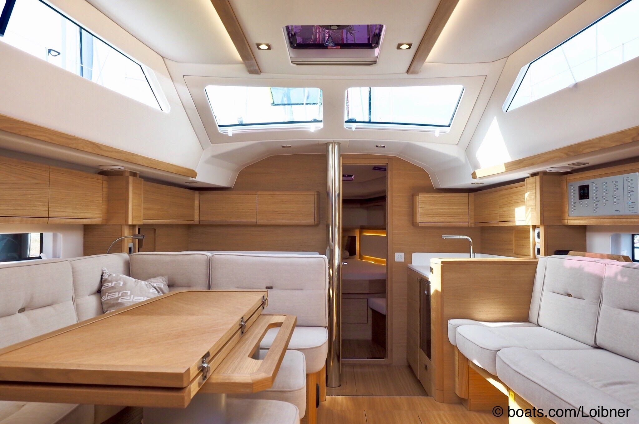 Der helle Salon der GT5 mit der quer angeordneten Bordküche hinter dem Hauptschott. Foto boats.com/Loibner