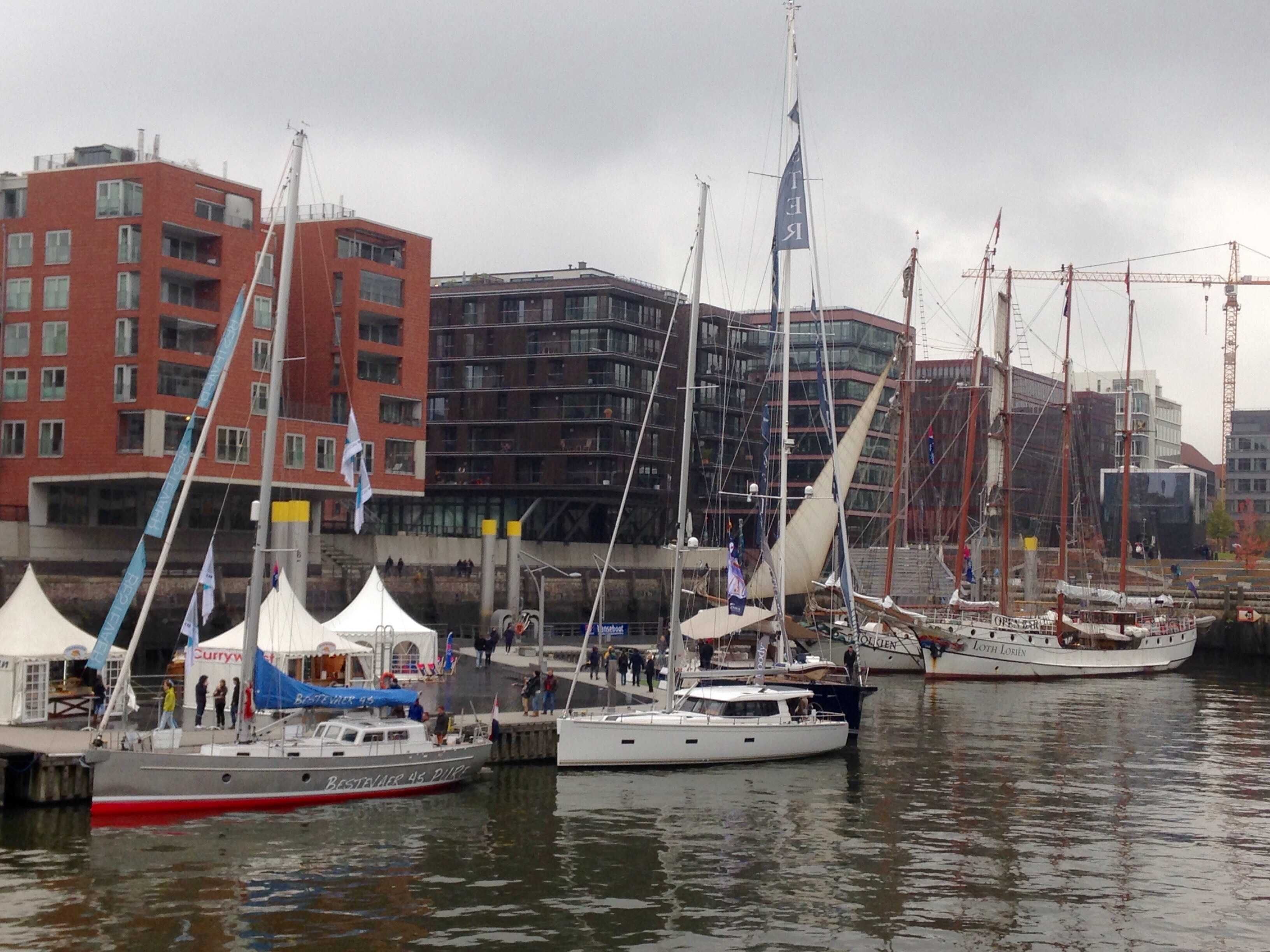 Hanseboot 2016 In-Water im Sandtorhafen. Eine Bestaever 45 (g.l.) und eine Moody 45 DS (M.) liegen neben zwei Traditionsseglern. Foto Dieter Loibner