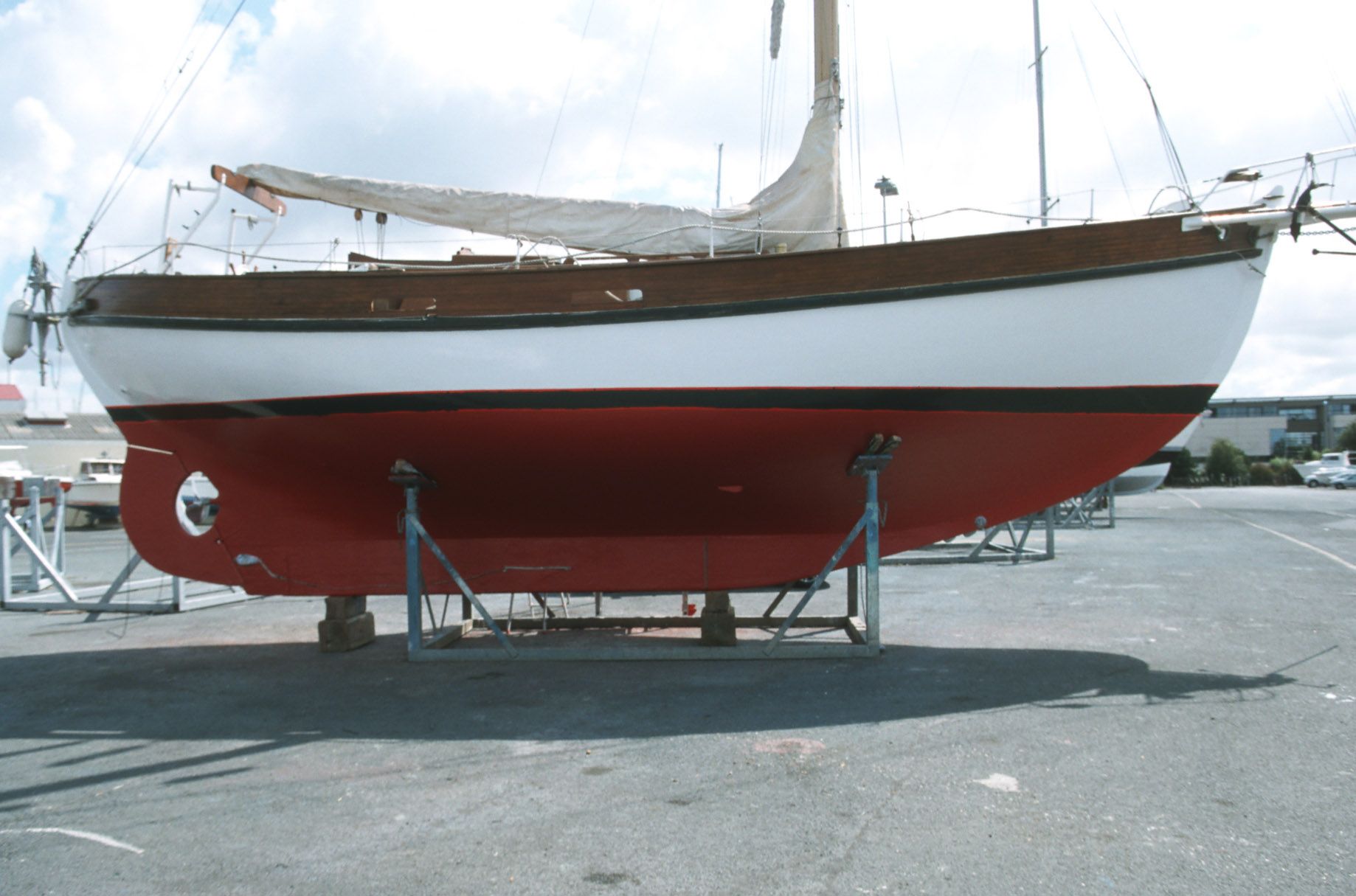 Traditionell und robust: Fahrtenyacht mit Langkiel. Hat Vorteile bei Kollision mit Treibgut, ist aber durch die große benetzte Fläche langsam. Foto: windpilot.com