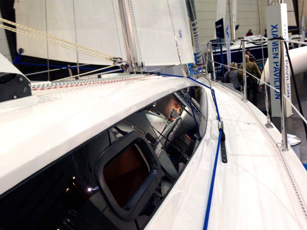 Seitendeck mit Fußleiste. Die Konstrukteure der Maxus 26 haben auch an Sicherheit gedacht. Foto: Dieter Loibner/boats.com