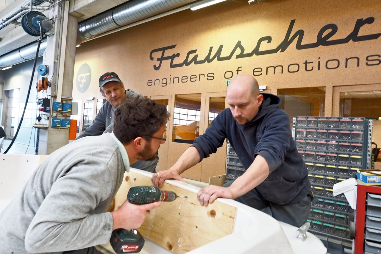 Auch in der modernen Produktionshalle finden sich wird noch viel von Hand gearbeitet, wie hier beim Tapezieren einer Rücksitzbank. Foto: Dieter Loibner/boats.com