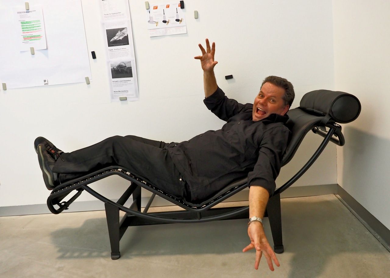 Relaxed: Michael Frauscher hält für die Kamera eine kurze Siesta. An der Bürowand sind die nächsten Kaizen-Ziele angeschlagen. Foto: Dieter Loibner/boats.com