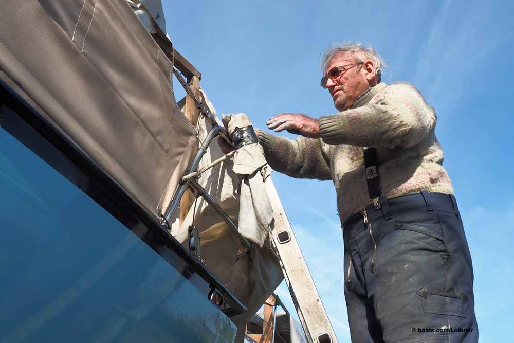 Rüstig und standfest: An einer festgelaschten Leiter steigt dieser Segler sicher an Deck. Foto: boats.com/Loibner