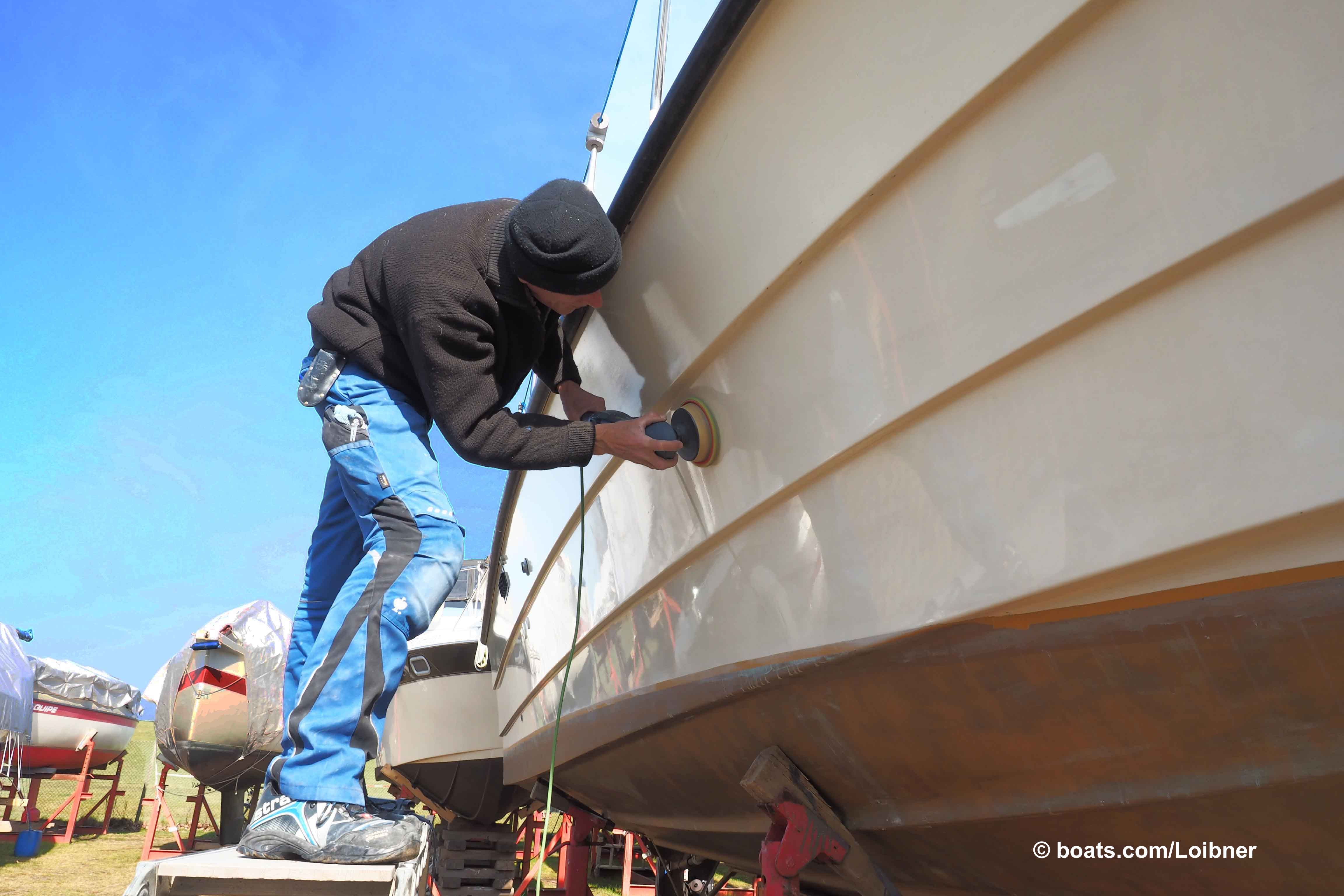 Fachleute verwenden für die Kosmetik gern spezielle Poliermaschinen, die zwar schnell sind, aber auch ziemlich kostspielig. Foto: boats.com/Loibner